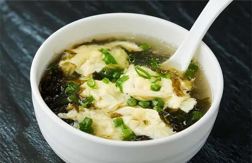 Seaweed soup with egg