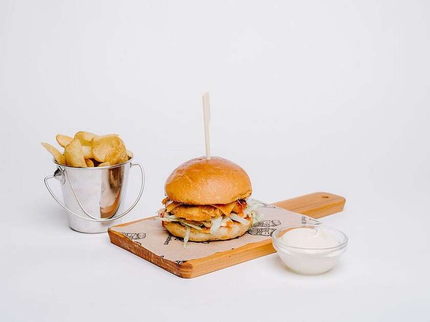 CHICKENBURGER + HRANOLKY A OMÁČKA