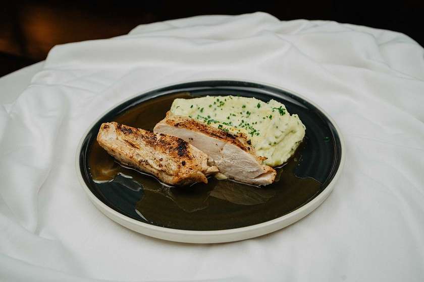 Kuřecí prsní steak s kůží sous-vide na parmezánové kaši s pažitkou a omáčkou demi-glace 170g