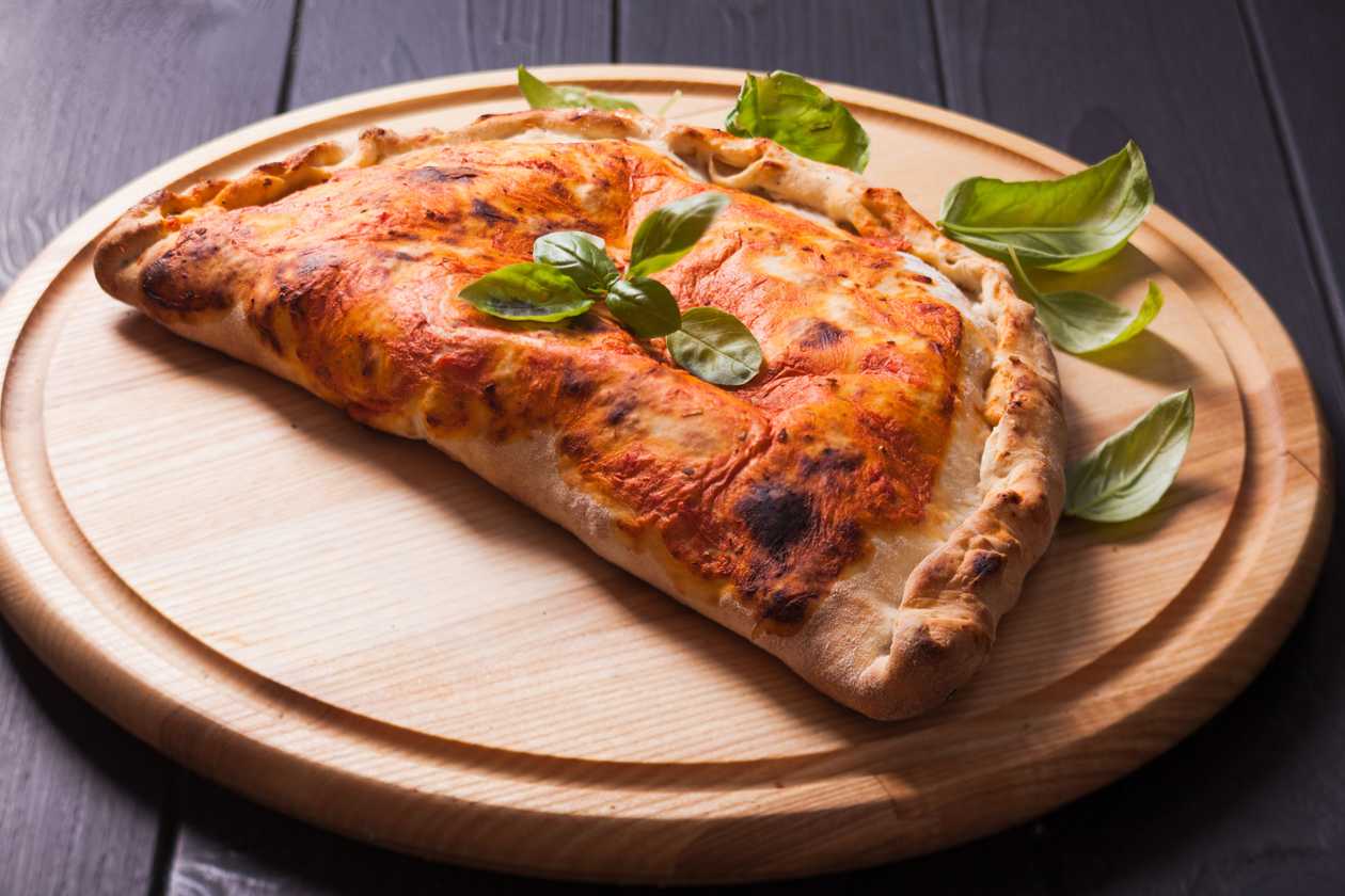Calzone formaggi /A: 1,7,12/ /preložená pizza/ paradajkový základ, 4 druhy syra