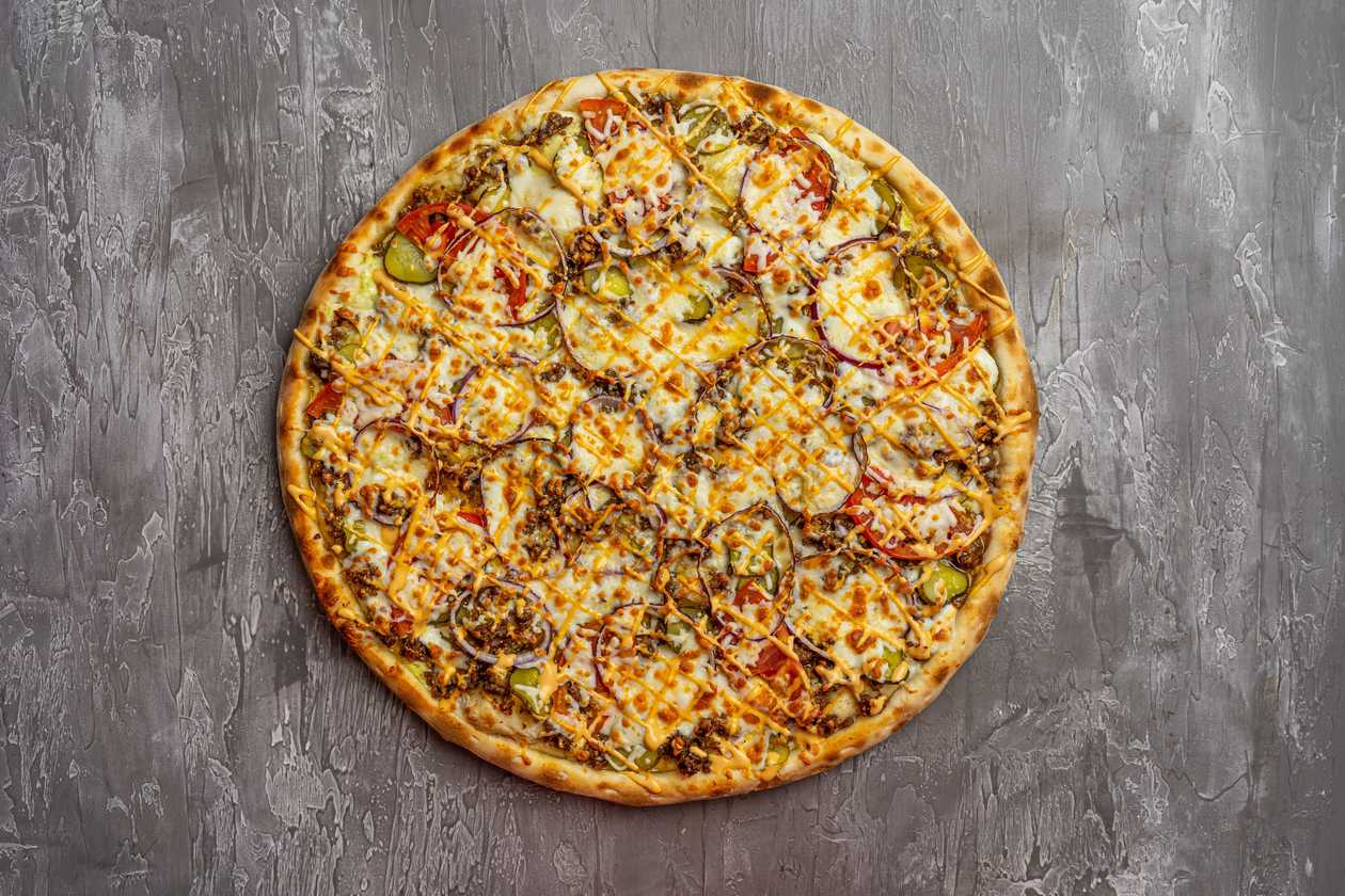 Bari /A: 1,7,12/   							 paradajkový základ, mozzarella, slanina, cibuľa, capari, paprika, oreg