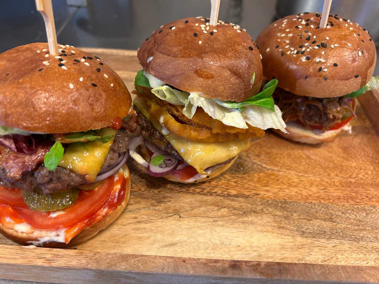 Hamburger, fries