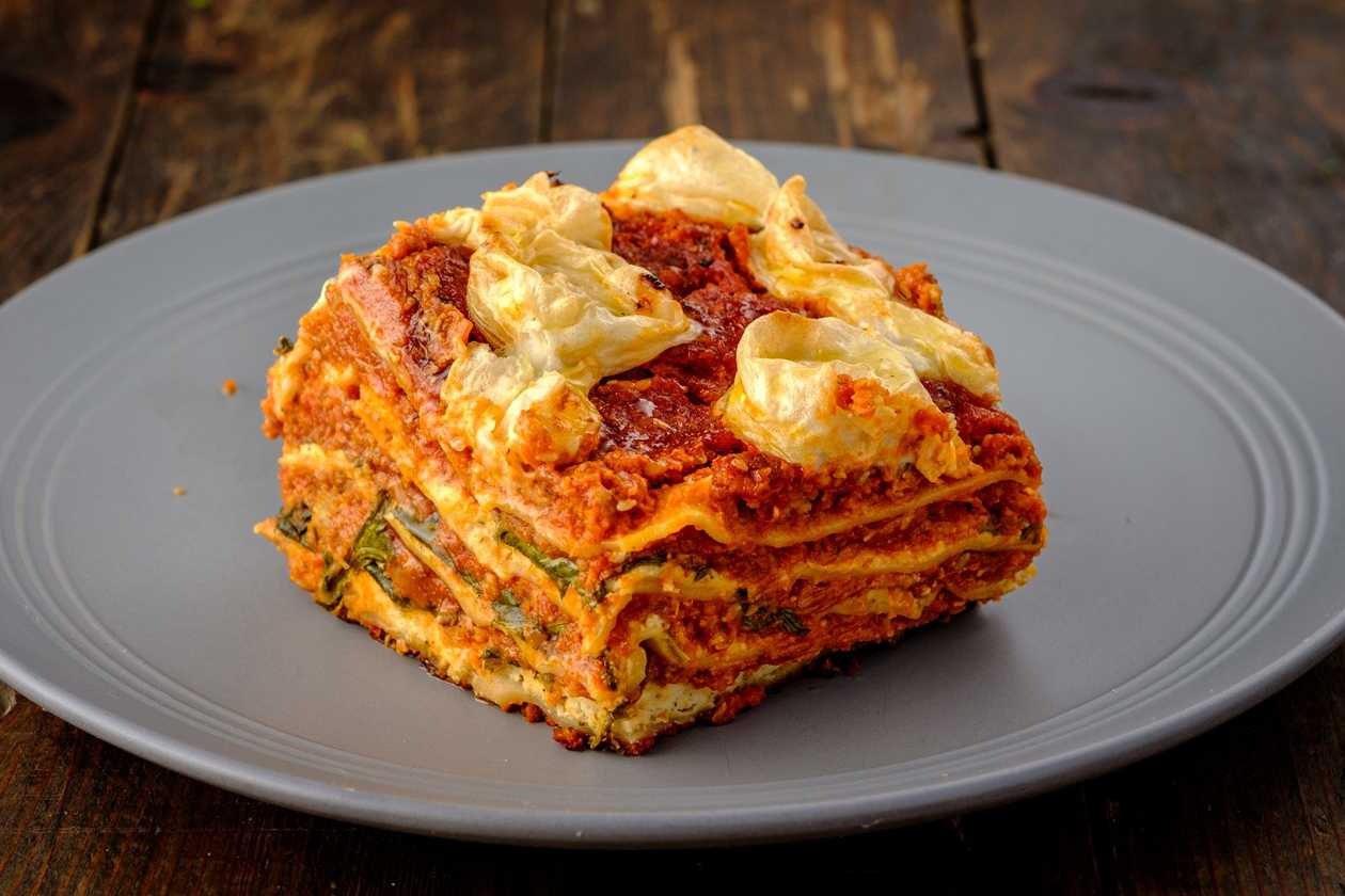 Lasagna cu brânzeturi vegane, linte, spanac si falafel