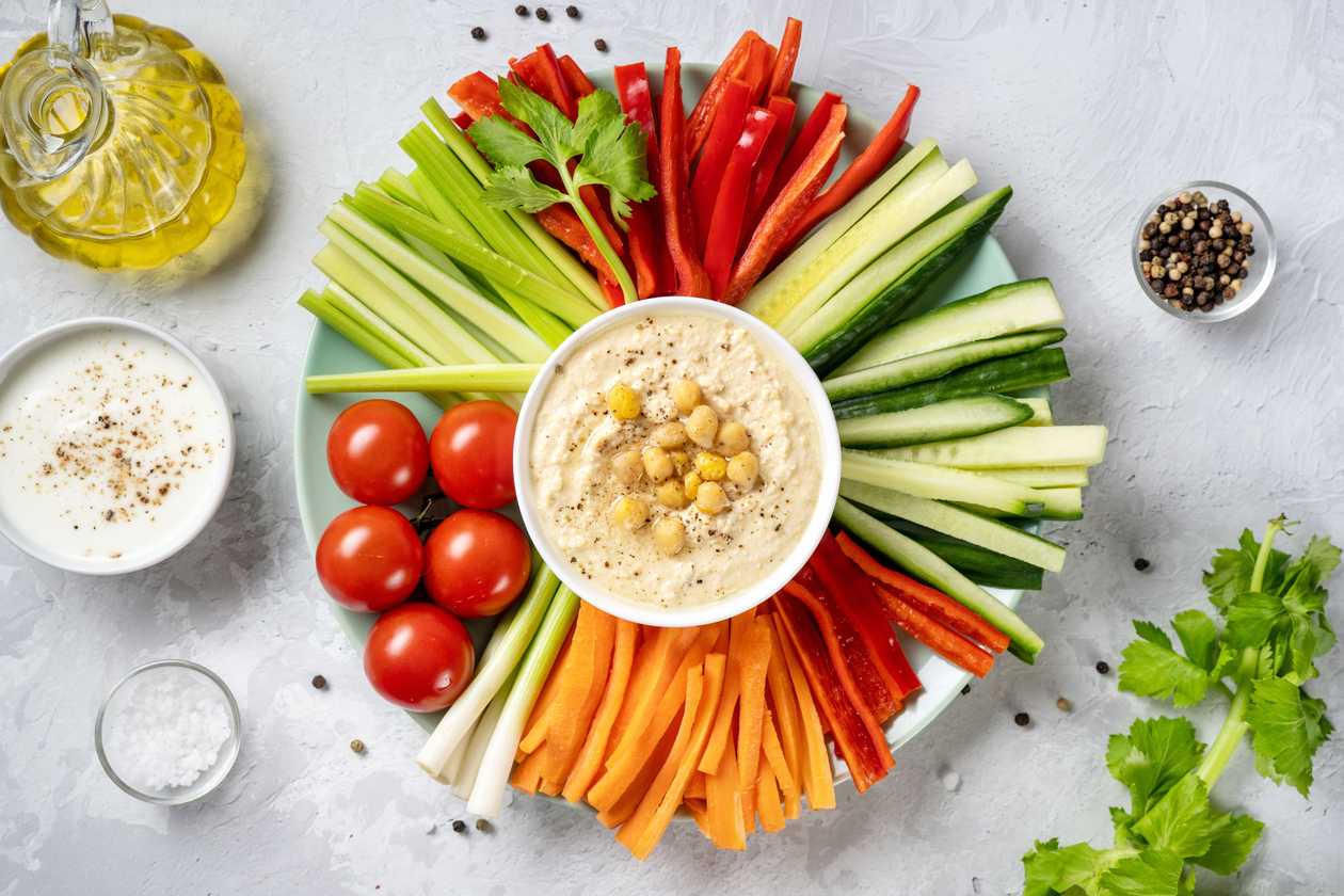 Hummus s olivovým pesom a chrumkavou zeleninou