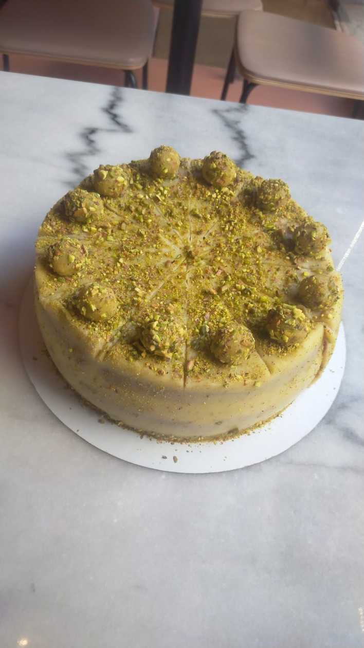 Bolo brigadeiro de pistache e frutos vermelhos