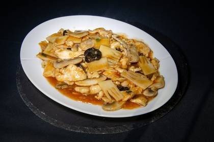Chicken with bamboo and mushrooms