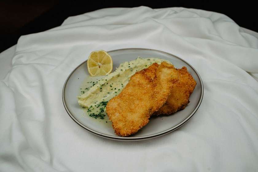 Kuřecí řízečky s parmezánovou bramborovou kaší s pažitkou