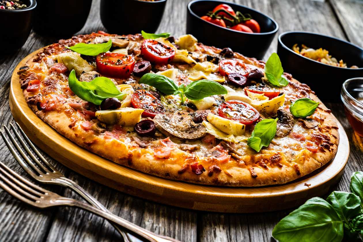 Capriciosa /A: 1,7,12/ paradajkový základ, mozzarella, šunka, artičoky, olivy, šampiňóny