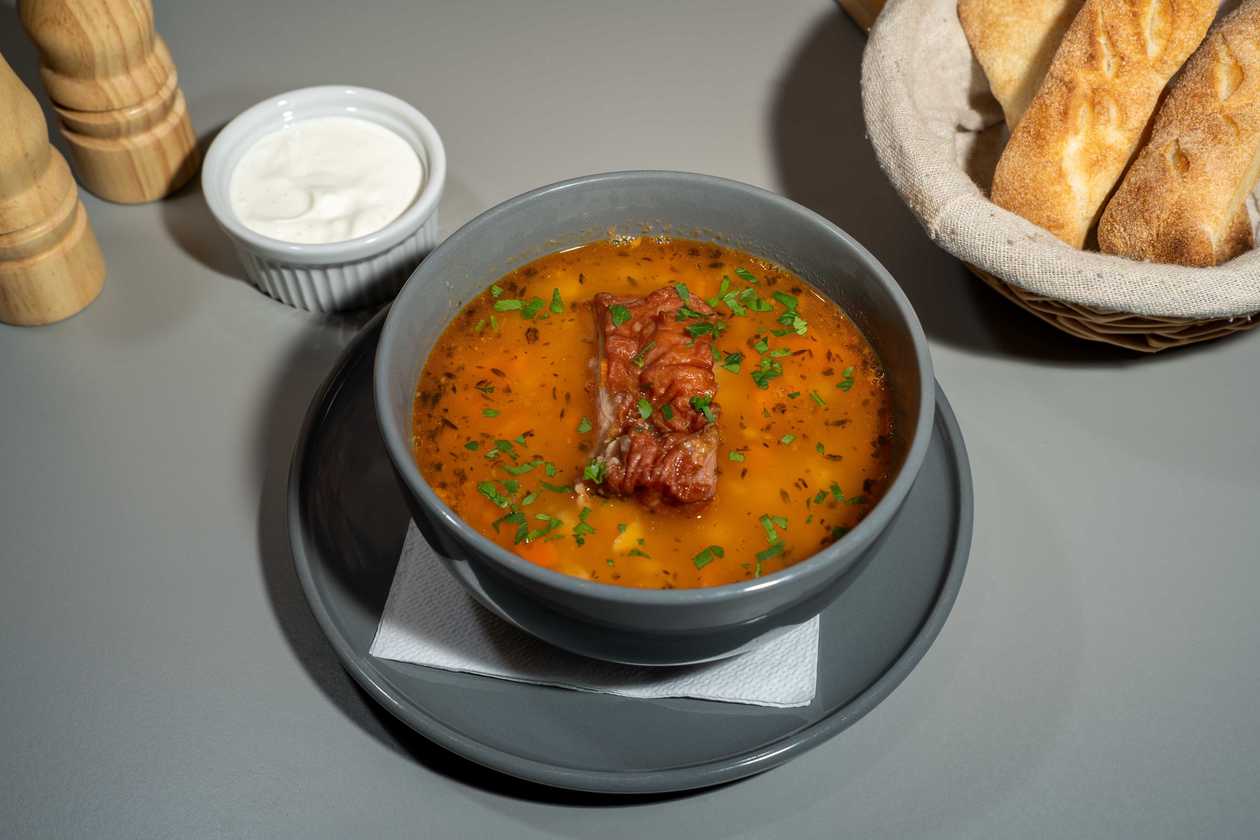 Ciorba de fasole cu costita afumata