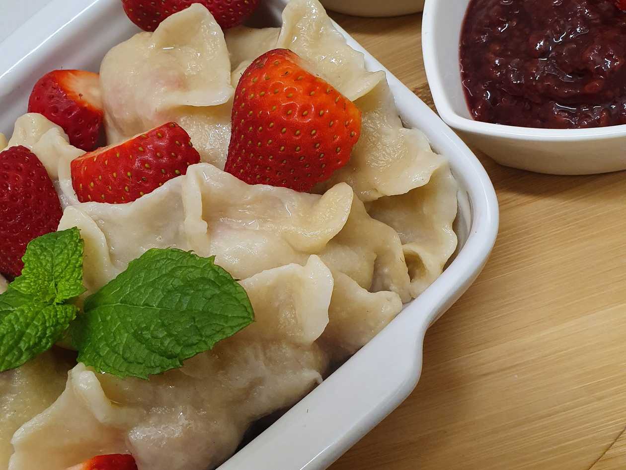 Pierogi z truskawką i śmietana