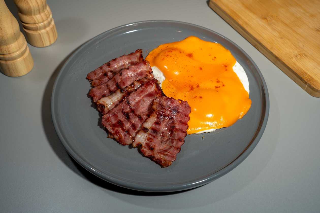 Ochiuri cu bacon si cheddar