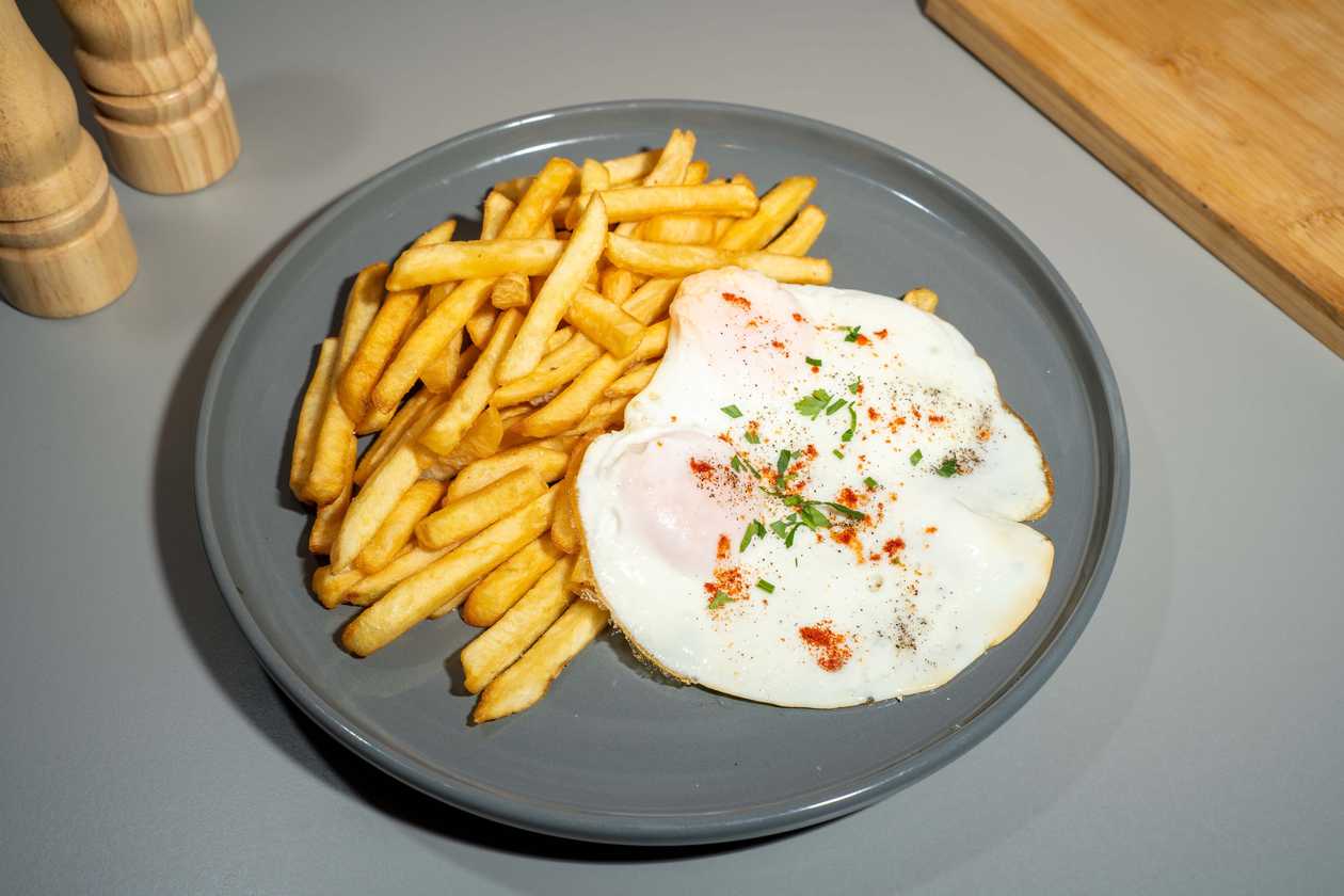 Cartofi prajiti cu ochiuri