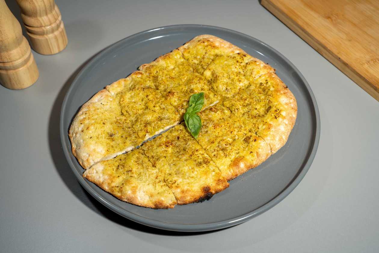 Focaccia cu pesto si parmesan