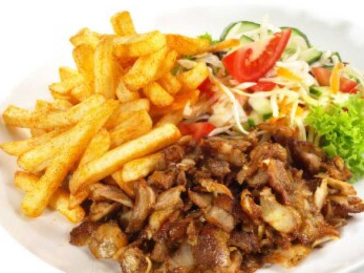 Řecký gyros se smaženými hranolkami