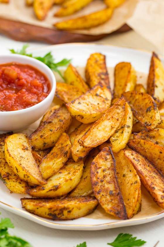 Spicy Potato Wedges with Ketchup