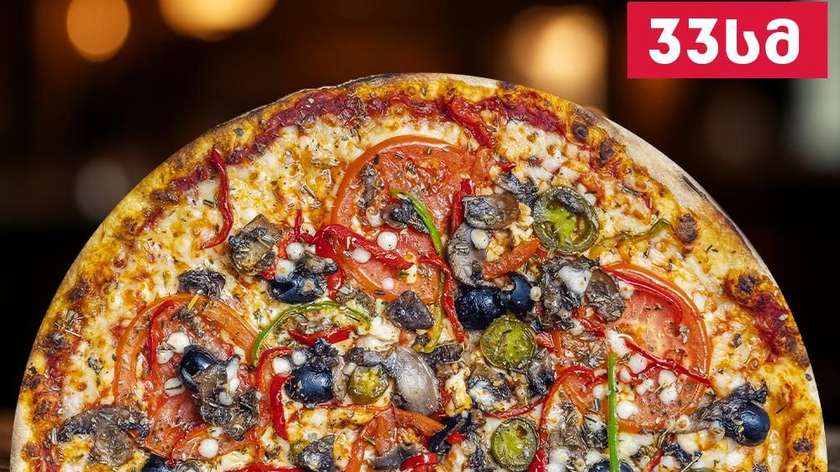 Veggie pizza with cheese