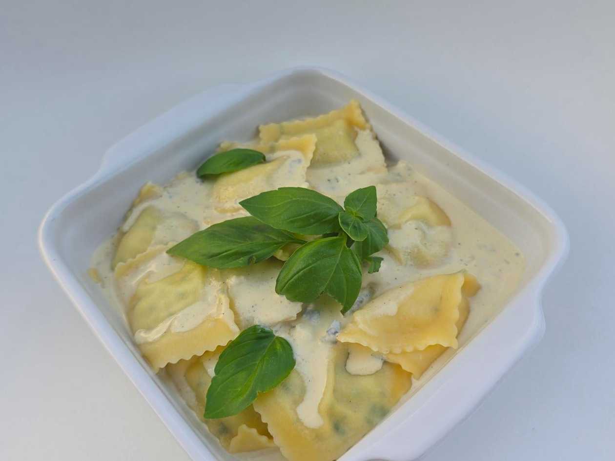 Ravioli ze szpinakiem, ricottą i sosem śmietanowo - serowym 20 szt.