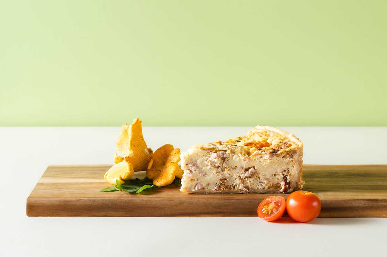 Quiche with chanterelles and bacon