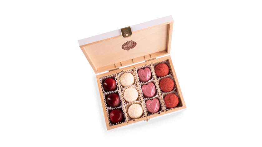 Kolekcja pralin w małej skrzynce