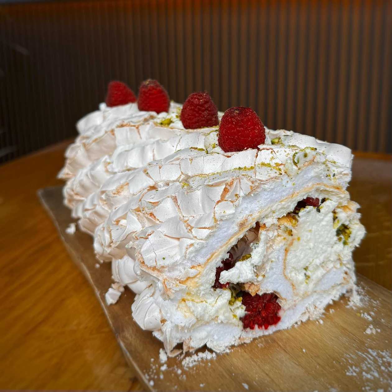 Rulada de bezea cu zmeura