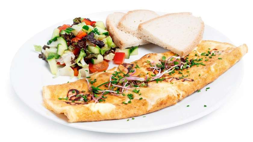 Omeleta se šunkou a parmezánem, salátek a farmářský chléb