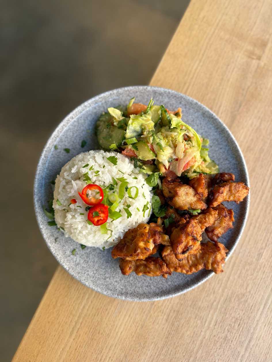 Karaage Bowl - Marinated Chicken Pieces with Sushi Rice and Vegetable Salad