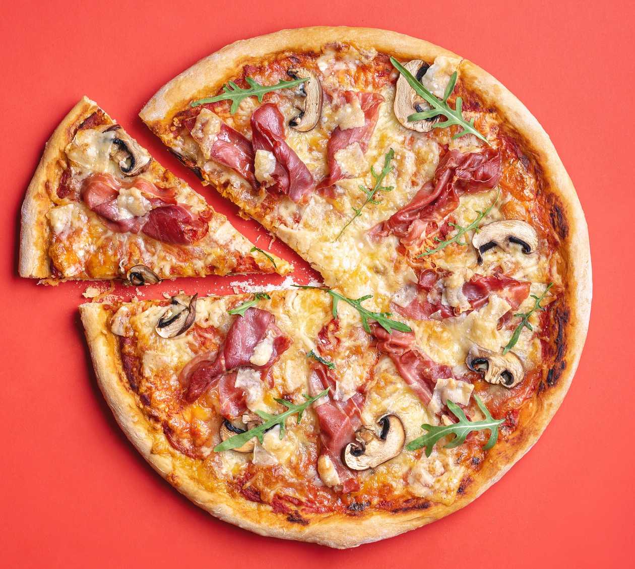 Pizza Salame Prosciutto Funghi