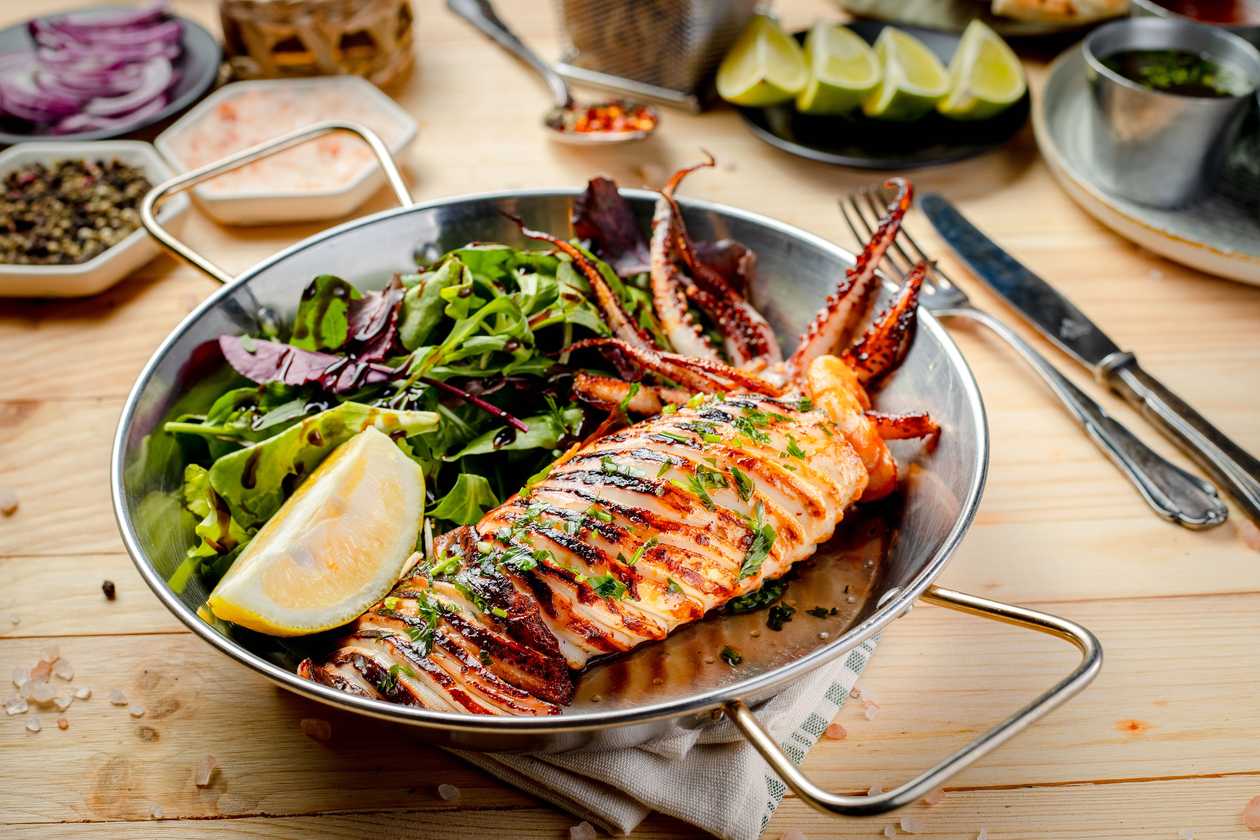 Calamar intreg umplut cu feta