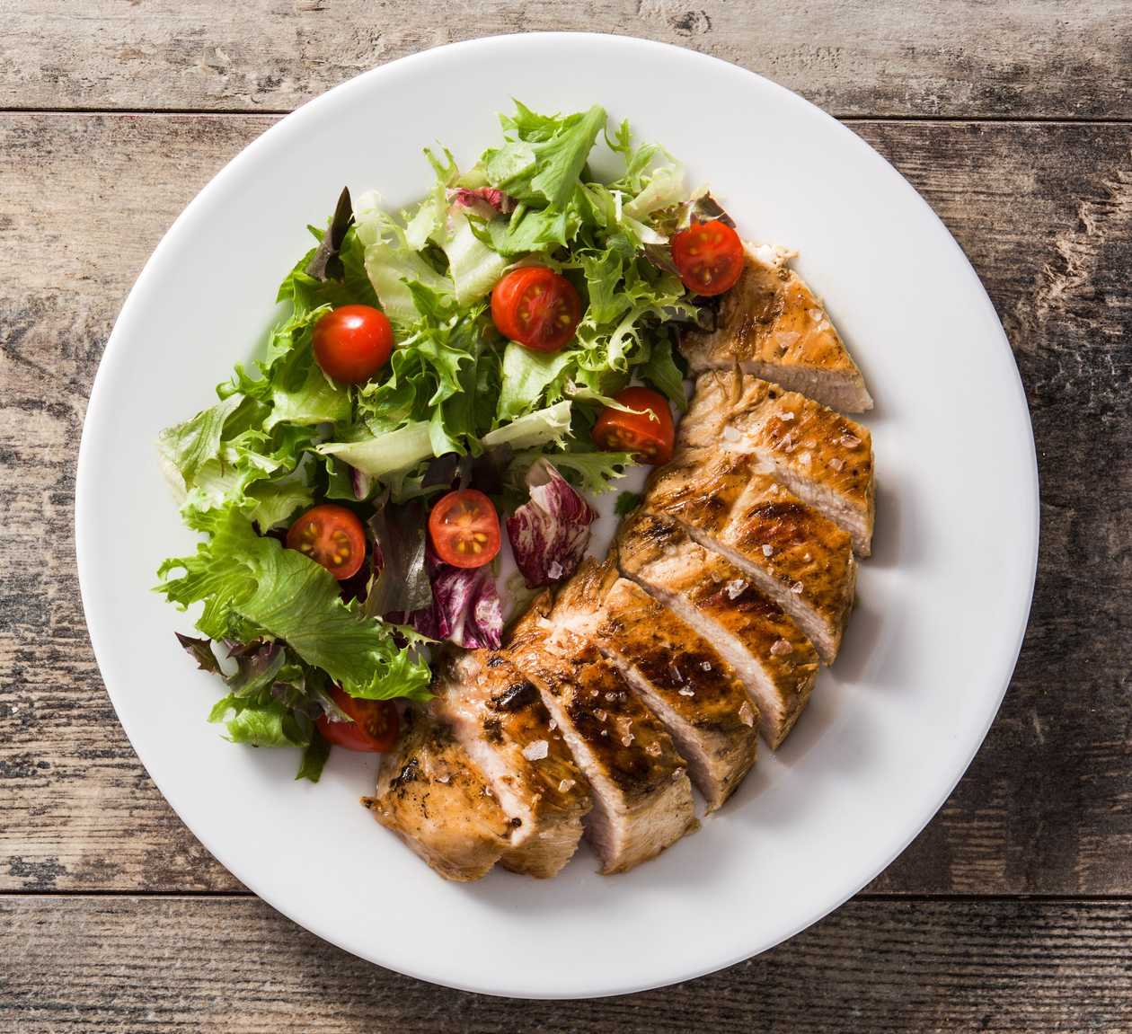 Grilled chicken breast with fresh vegetables