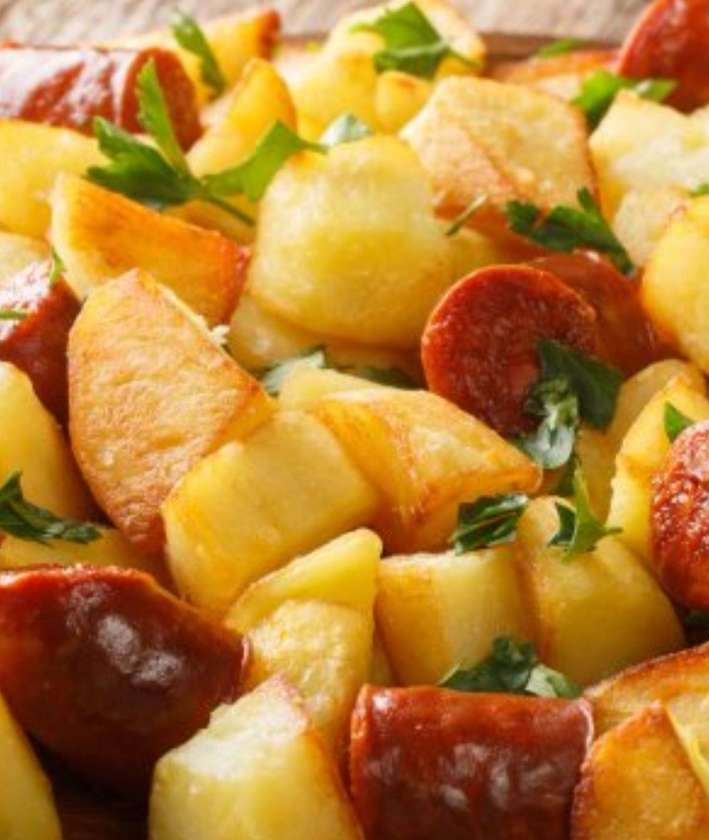Картофель по -деревенски с колбасками гриль