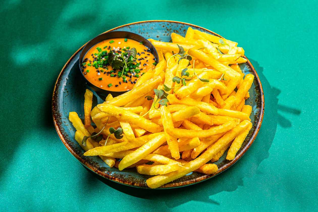 Картофель фри с майонезом кимчи и шнитт-луком