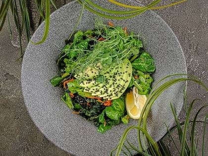 Салат з водоростями Вакаме, авокадо і кунжутом RAW & VEGAN