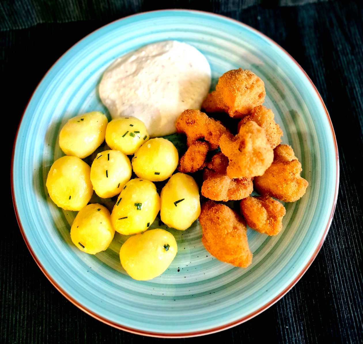 Fried cauliflower with boiled potatoes and tartar sauce