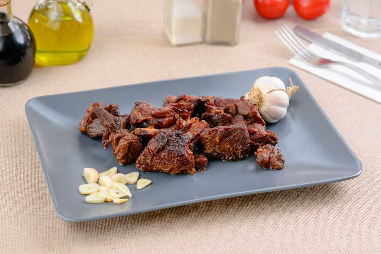 Pastrama berbecut la garnita