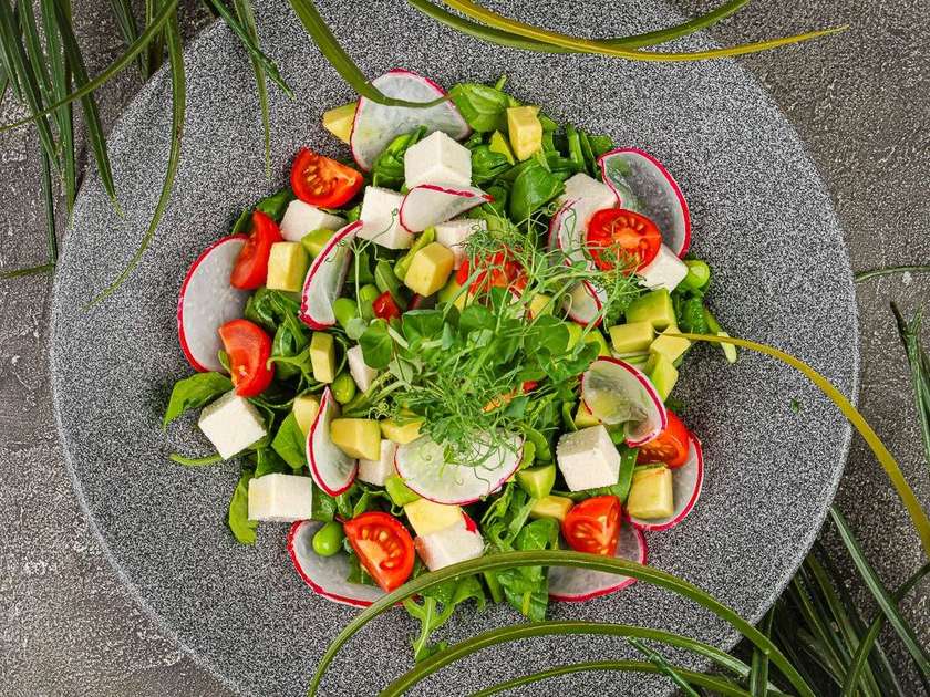 Салат з редисом та мигдалевою фетою VEGAN