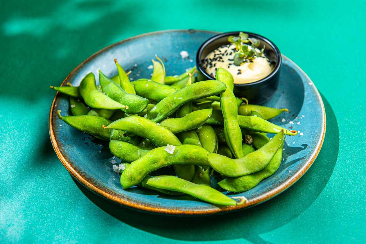 Бобы эдамаме с майонезом кимчи