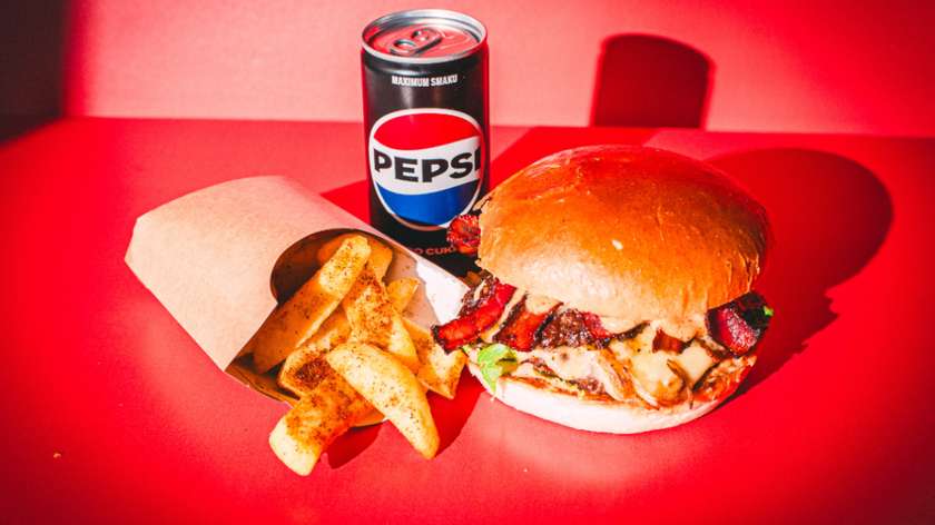 SPICY CHICKEN AVOCADO + FRYTKI + PEPSI