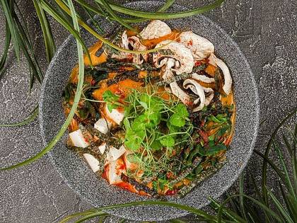 RAW & VEGAN Місо суп з водоростями та грибними чіпсами