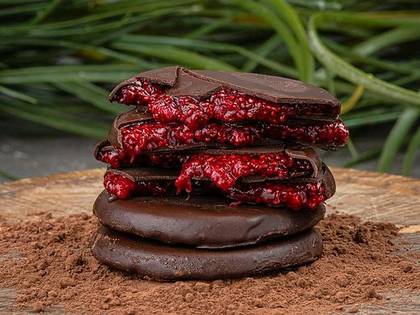 Шоколадний медальйон "Малина-Чіа" RAW & VEGAN