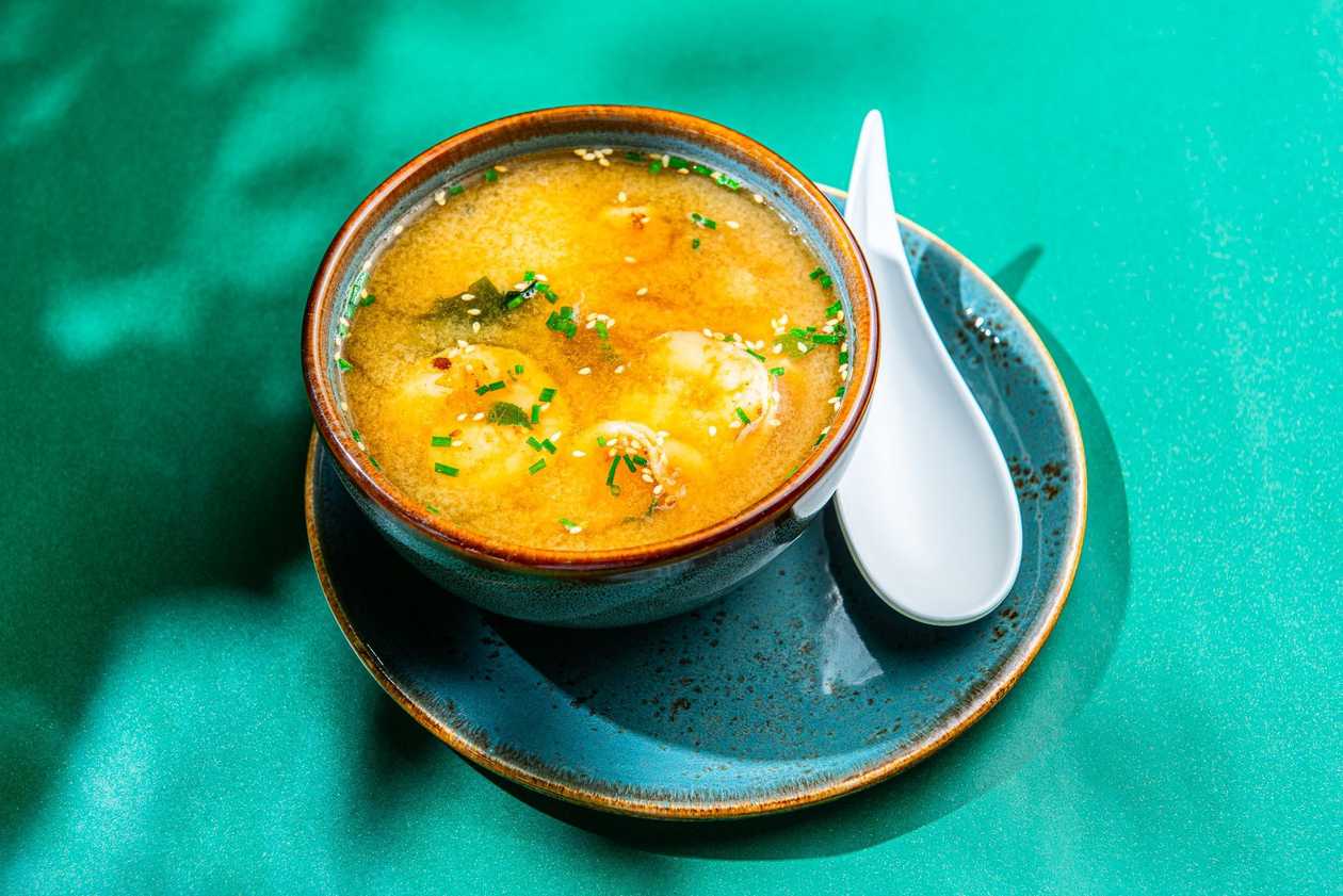 Мисо-суп с лососем и креветками