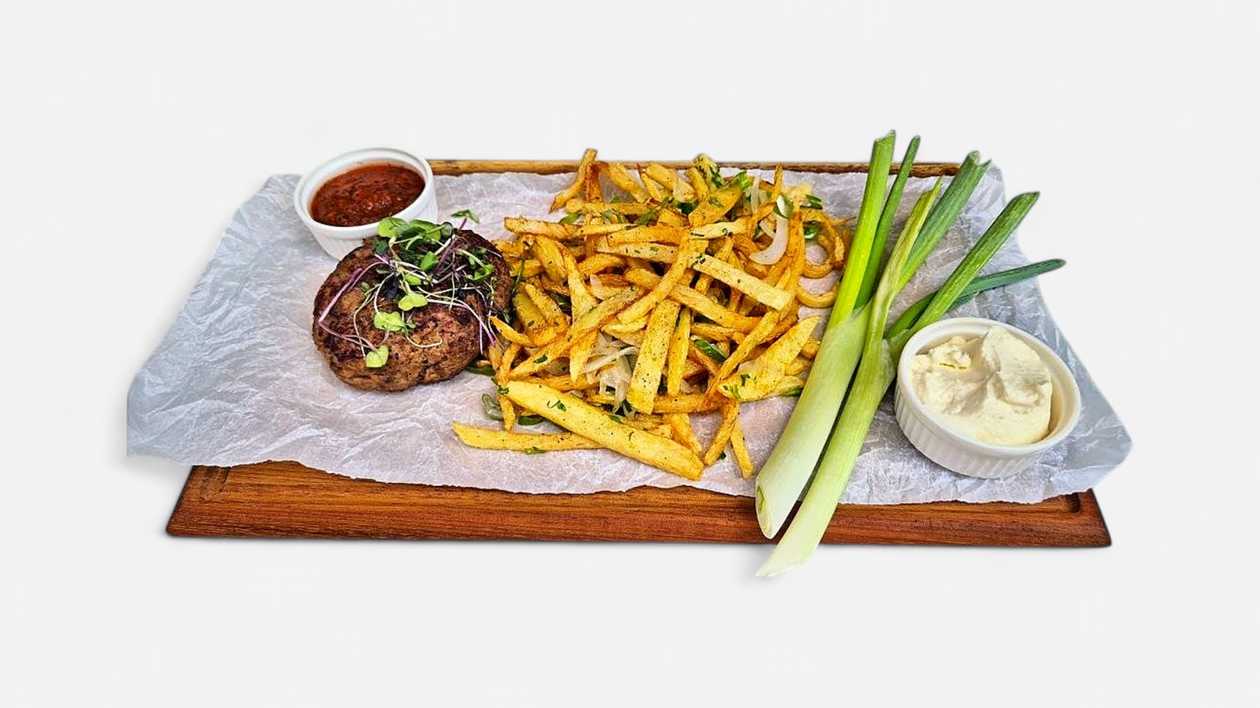 Μπιφτέκι με Πατάτες Τηγανητές και Κρεμμύδια