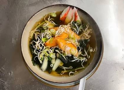 38. Mořské Plody Udon (Polévku)