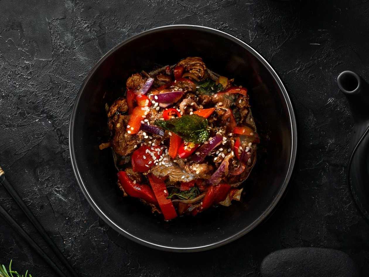 Beef & basil leaves