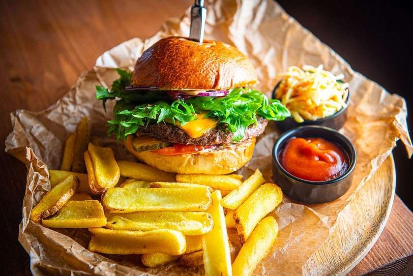 Veise juustuburger brioche, sibulamoosi, marineeritud kurgi, värske tomati, kapsasalati ja friikartulitega