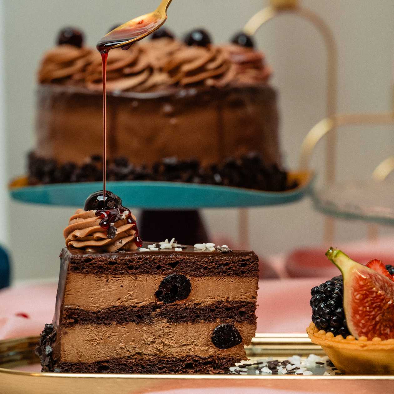 Felie tort ciocolata si amarene
