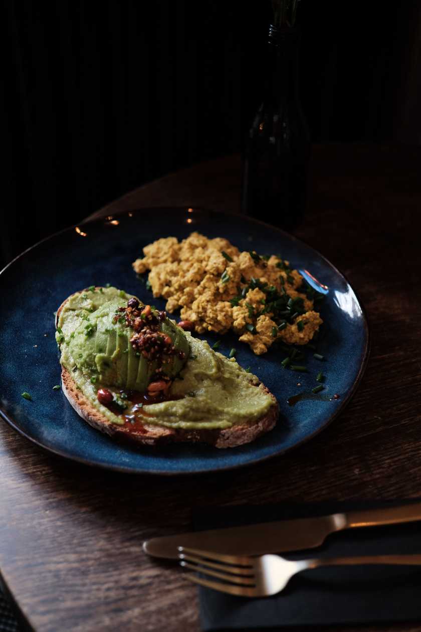 TOFU SCRAMBLE & AVOCADO TOAST (V)