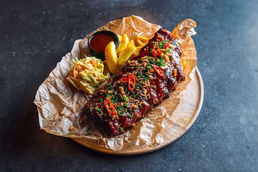 Searibid BBQ-kastmes kapsasalati ja maakartuliga
