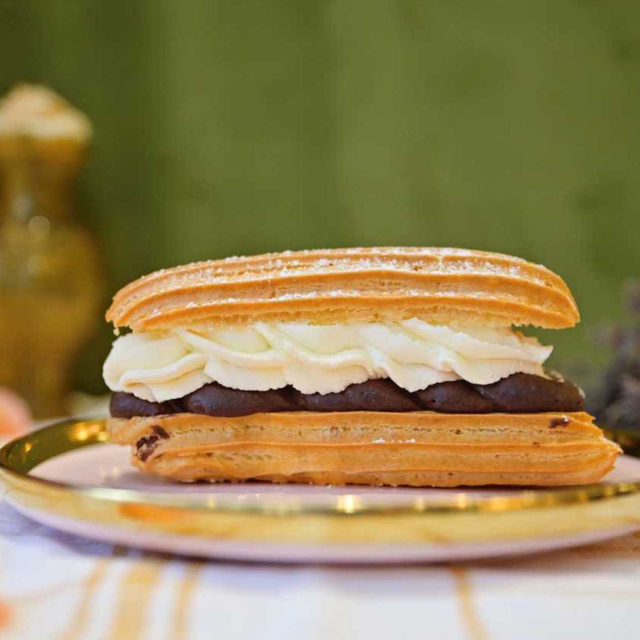 Ecler cu crema de ciocolata si frisca