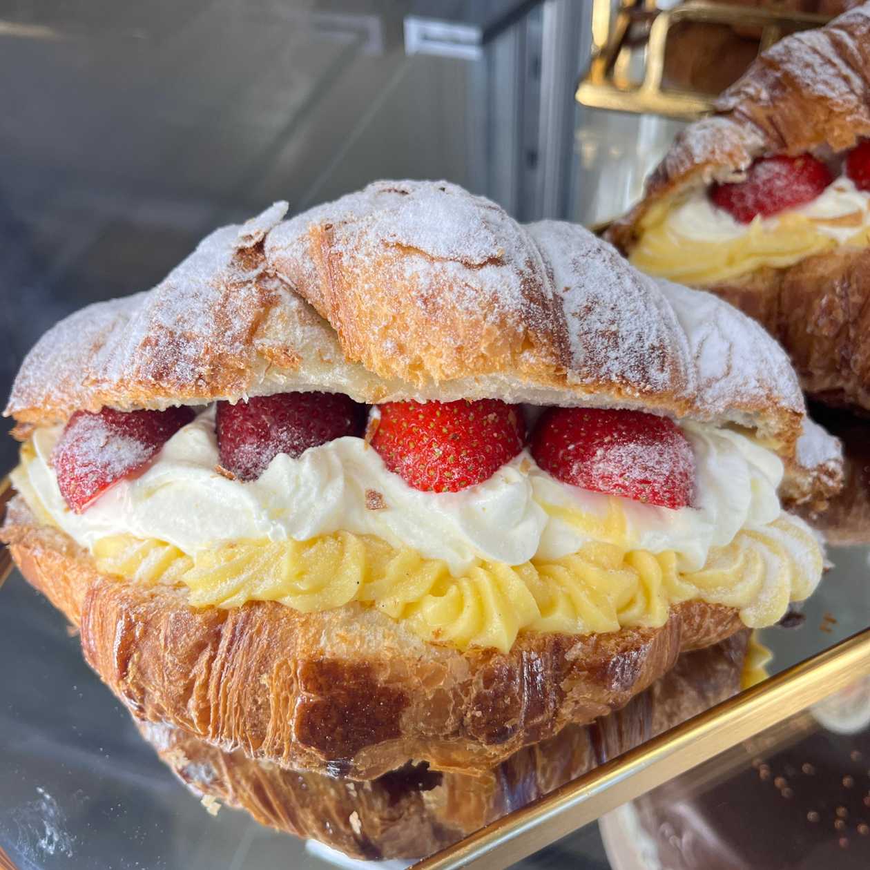 Croissant cu vanilie, frisca si capsuni