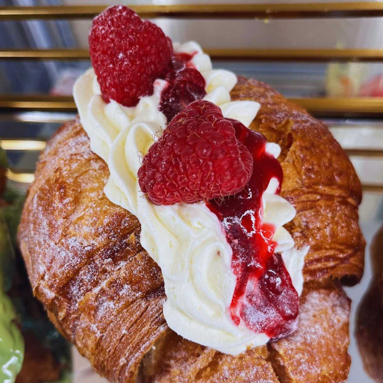 Croissant cu mascarpone si zmeura